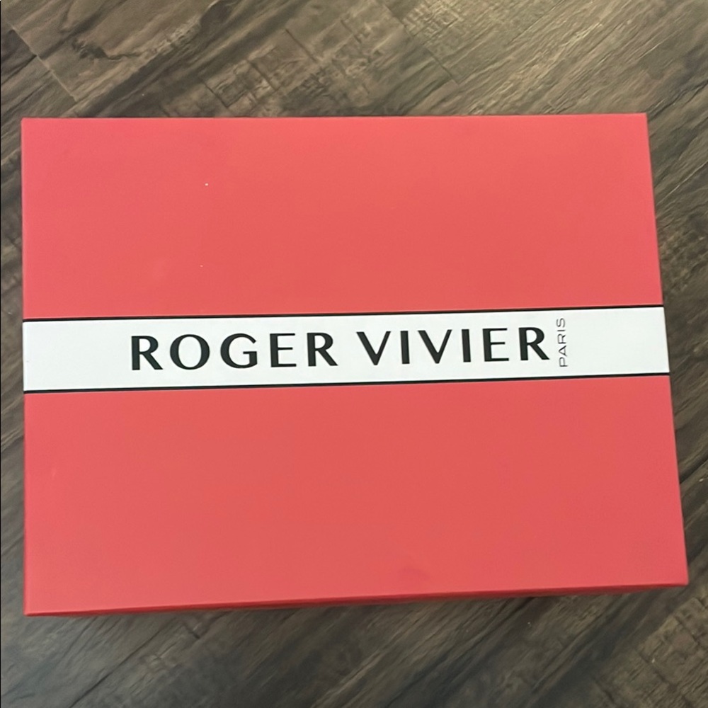Roger vivier shoe box